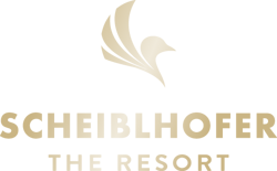 Goldener stilisierter Vogel über fettem Text mit der Aufschrift Scheiblhofer The Resort auf transparentem Hintergrund.